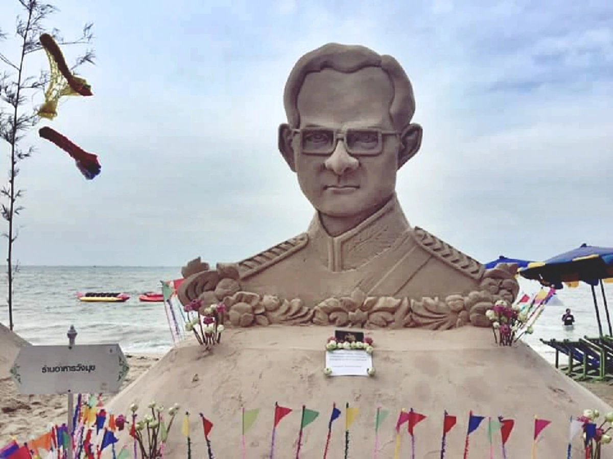 งดงามมาก....พระบรมรูปในหลวงรัชกาลที่๙ ในงานก่อพระเจดีย์ทราย ณ หาดบางแสน ในเทศกาลวันไหล พัทยา