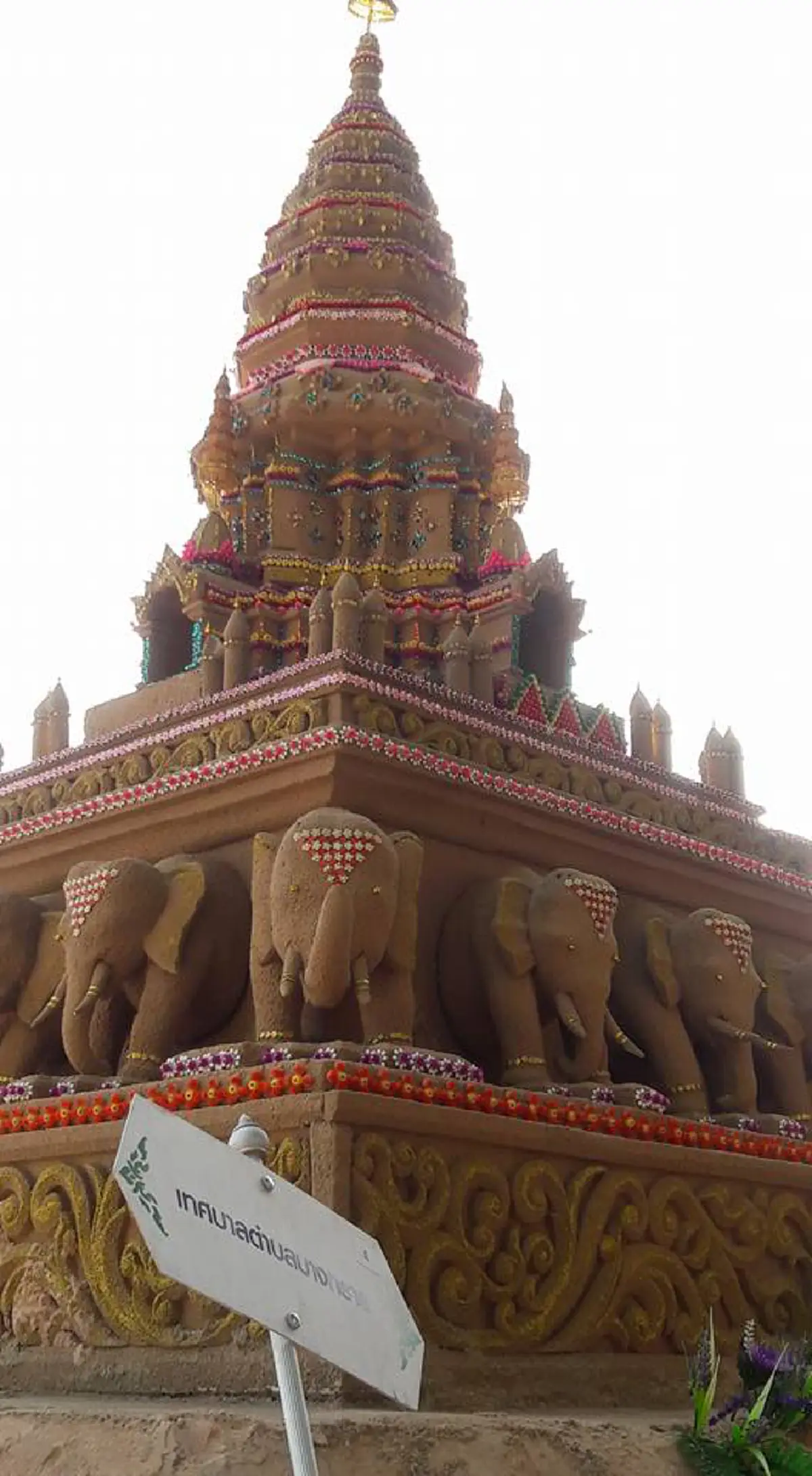 งดงามมาก....พระบรมรูปในหลวงรัชกาลที่๙ ในงานก่อพระเจดีย์ทราย ณ หาดบางแสน ในเทศกาลวันไหล พัทยา