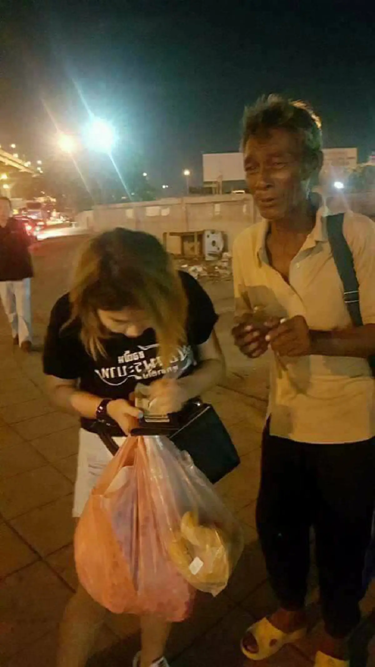 กราบหัวใจ!! "สาว" เจอ "ลุงแก่ๆ" ถามทางกลับบ้านแถมมีเงินแค่ 20 บาท ก่อนรู้เรื่องราวสุดสะเทือนใจ รีบช่วยเหลือทันที ชาวเน็ตแห่ชื่นชมเพียบ!!