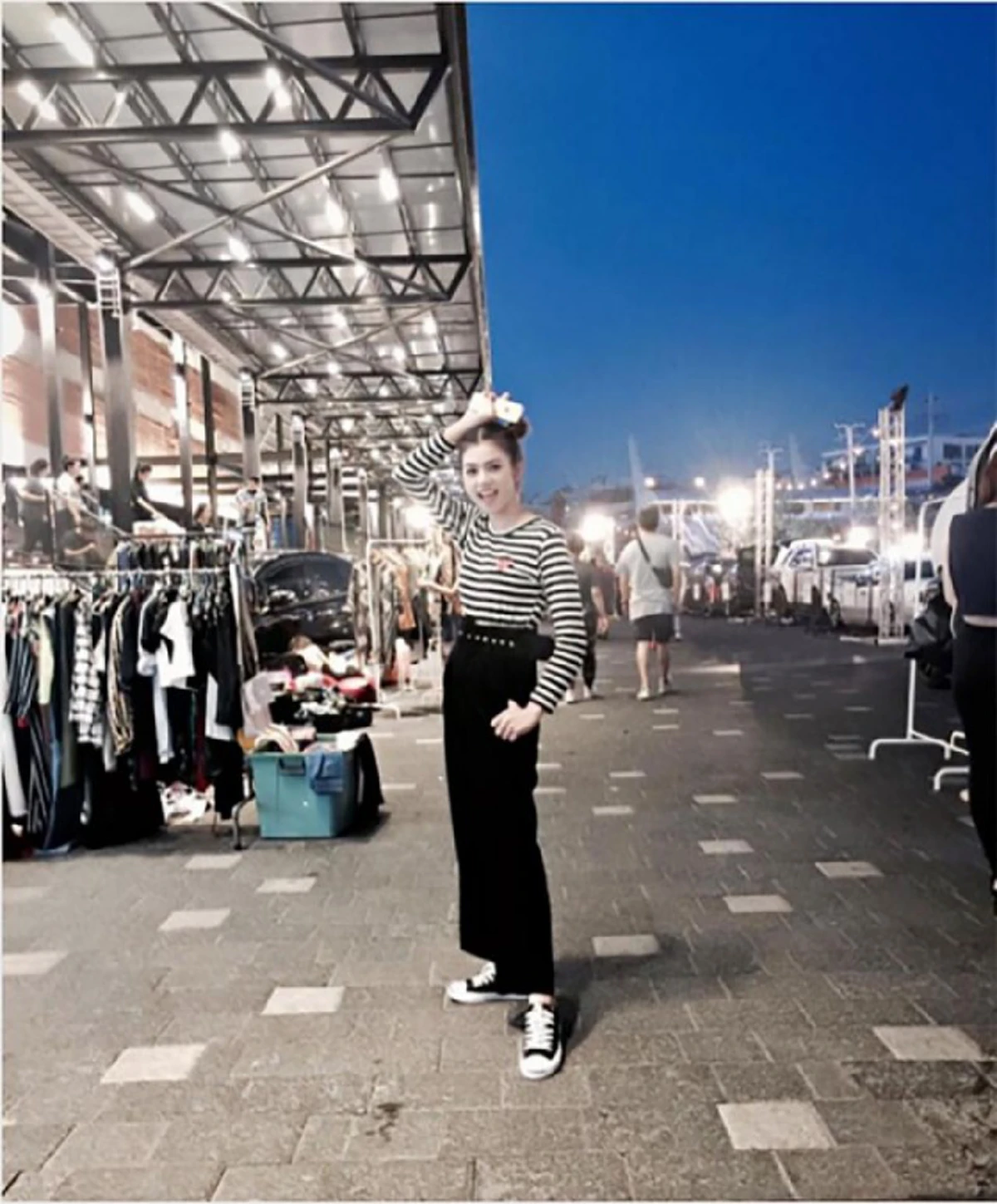 #ชีวิตจริงยิ่งกว่าละคร!! "นักร้องดัง" ผันตัวเป็น "แม่ค้า" ไลฟ์สดขายตุ๊กตา รายได้หลักหมื่นต่อวัน ไม่แคร์คนเม้าท์ นักร้องตกอับ (ชมคลิป)