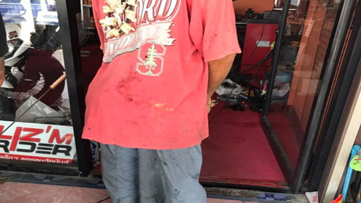 คนจริงไม่พูดมาก!! ใครชอบวัดคนที่การแต่งตัวดูซะ! เมื่อคุณลุงท่าทางมอมแมมเดินเข้าร้านบิ๊กไบค์ พอควักกระเป๋าจ่าย เล่นเอา พนง.อึ้งตาแตก!!