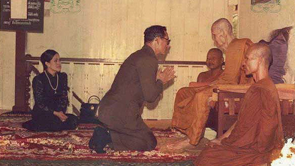 “อย่าโกรธนะ ถ้าจะบอกว่า เพราะเรายังไม่ดีพอ” บทธรรมะที่ในหลวง ร.๙ ทรงประทับใจ จนถึงกลับตรัส "เทศน์ตรงใจจัง" ... #กษัตริย์ผู้ทรงคุณธรรม