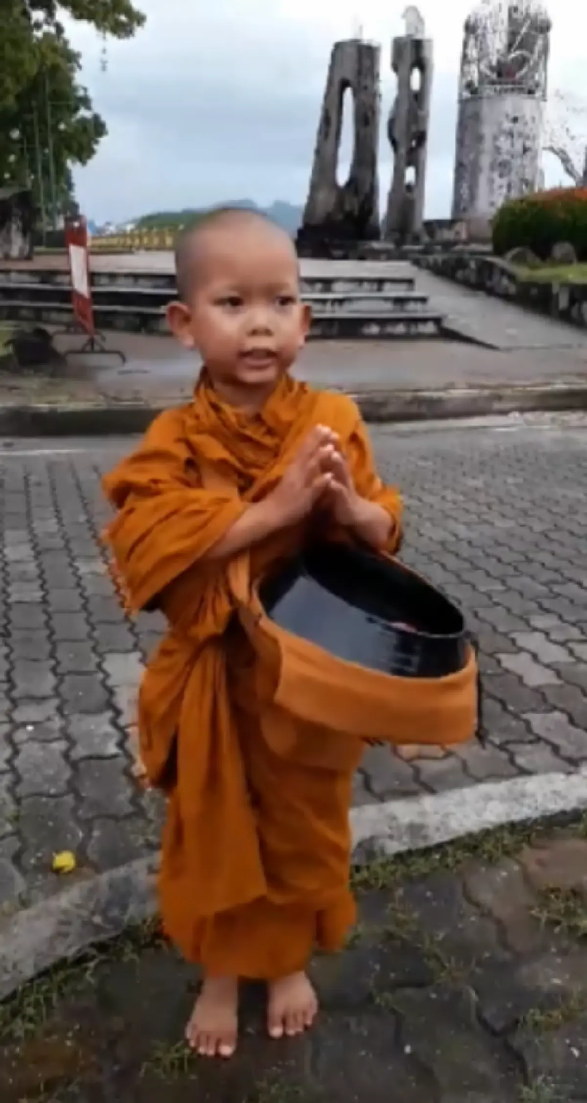 เณรน้อยให้ศีล ๕ ข้อ ฟังแล้วอดยิ้มไม่ได้ (ดูคลิป)