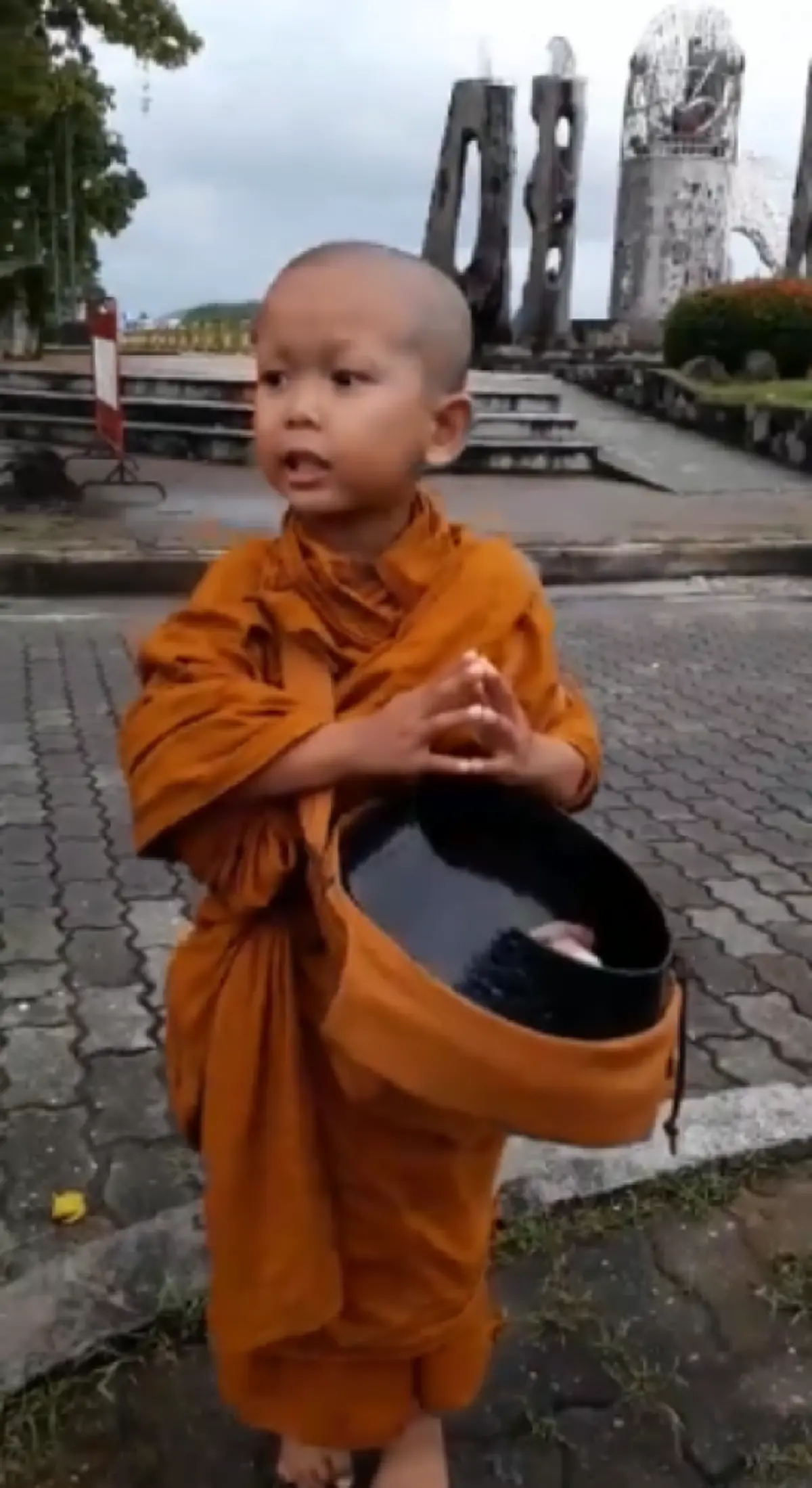 เณรน้อยให้ศีล ๕ ข้อ ฟังแล้วอดยิ้มไม่ได้ (ดูคลิป)