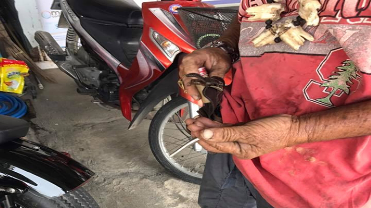 คนจริงไม่พูดมาก!! ใครชอบวัดคนที่การแต่งตัวดูซะ! เมื่อคุณลุงท่าทางมอมแมมเดินเข้าร้านบิ๊กไบค์ พอควักกระเป๋าจ่าย เล่นเอา พนง.อึ้งตาแตก!!