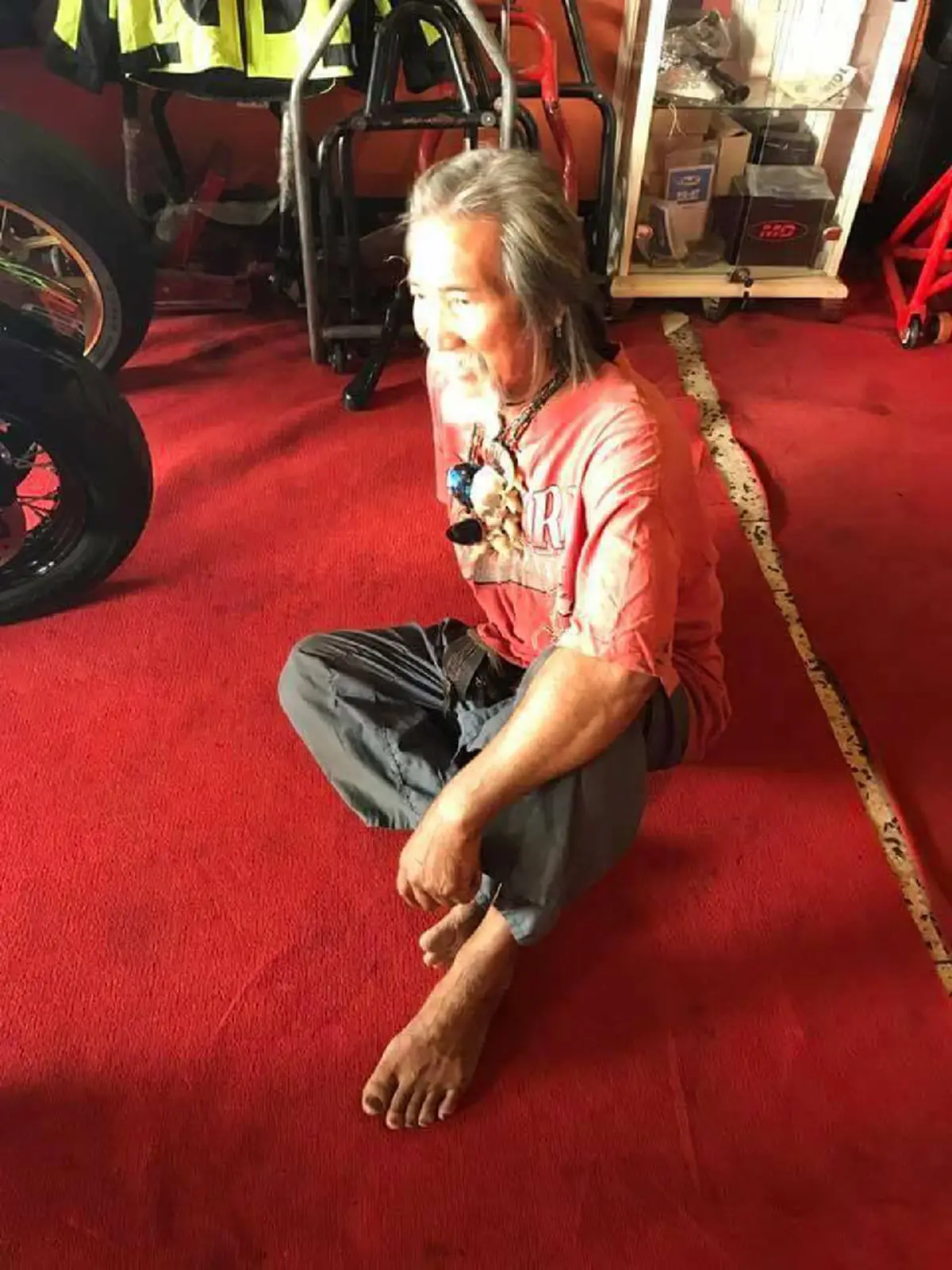 อย่ามองแค่เปลือก!!!"ลุง"แต่งตัวมอมแมมเดินดูของแต่ไม่มีใครสนใจก่อนเจอร้านมอไซค์หรูหนุ่มเจ้าของต้อนรับอย่างดีตัดสินใจควักเงินแสนซื้อสดๆ!?!