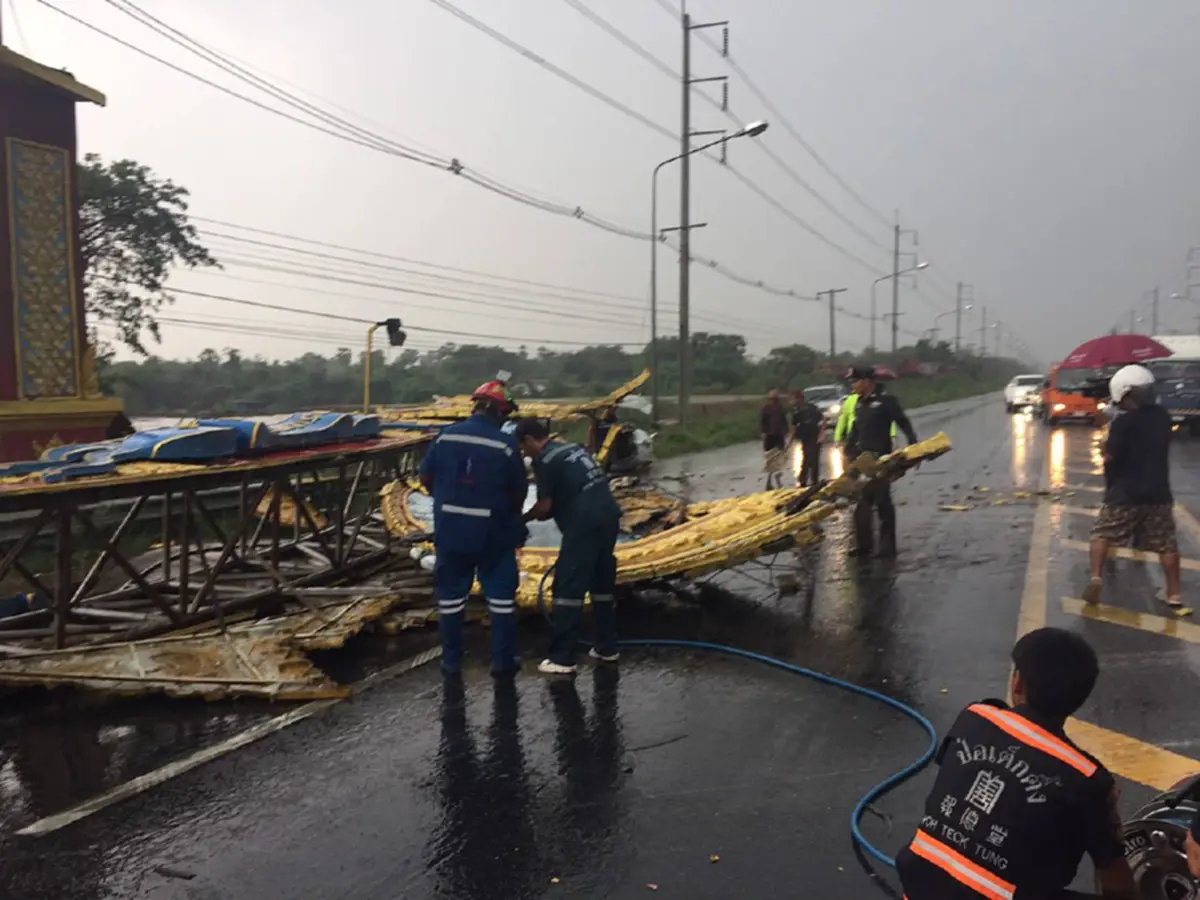 เคราะห์ร้ายสุดๆ!! ป้ายซุ้มเฉลิมพระเกียรติท่าวุ้ง เจอกระแสลมพายุฤดูร้อนพัดกระหน่ำ หล่นทับรถกระบะ+เก๋ง มีคนตายเจ็บ!?!