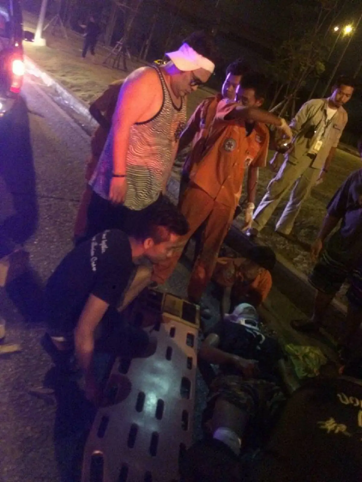 ดารานี่หว่า !!! อาสากู้ภัย ทึ่ง กำลังช่วยคนเจ็บ เหลือบไปเห็นพลเมืองดีหน้าคุ้นๆ พอดูชัดๆเป็น"ดีเจชื่อดัง" ....นี่แหละคนที่สังคมต้องการ