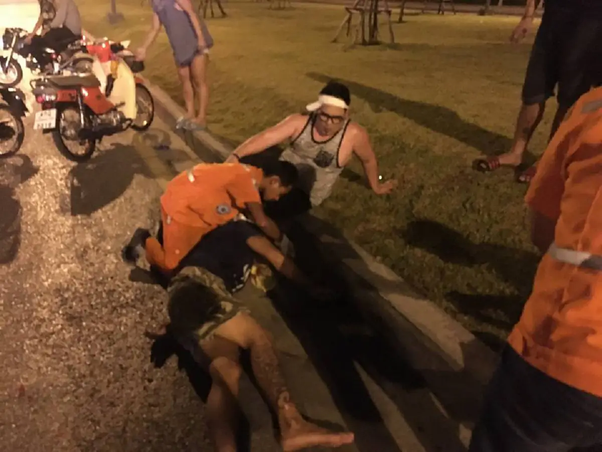 ดารานี่หว่า !!! อาสากู้ภัย ทึ่ง กำลังช่วยคนเจ็บ เหลือบไปเห็นพลเมืองดีหน้าคุ้นๆ พอดูชัดๆเป็น"ดีเจชื่อดัง" ....นี่แหละคนที่สังคมต้องการ