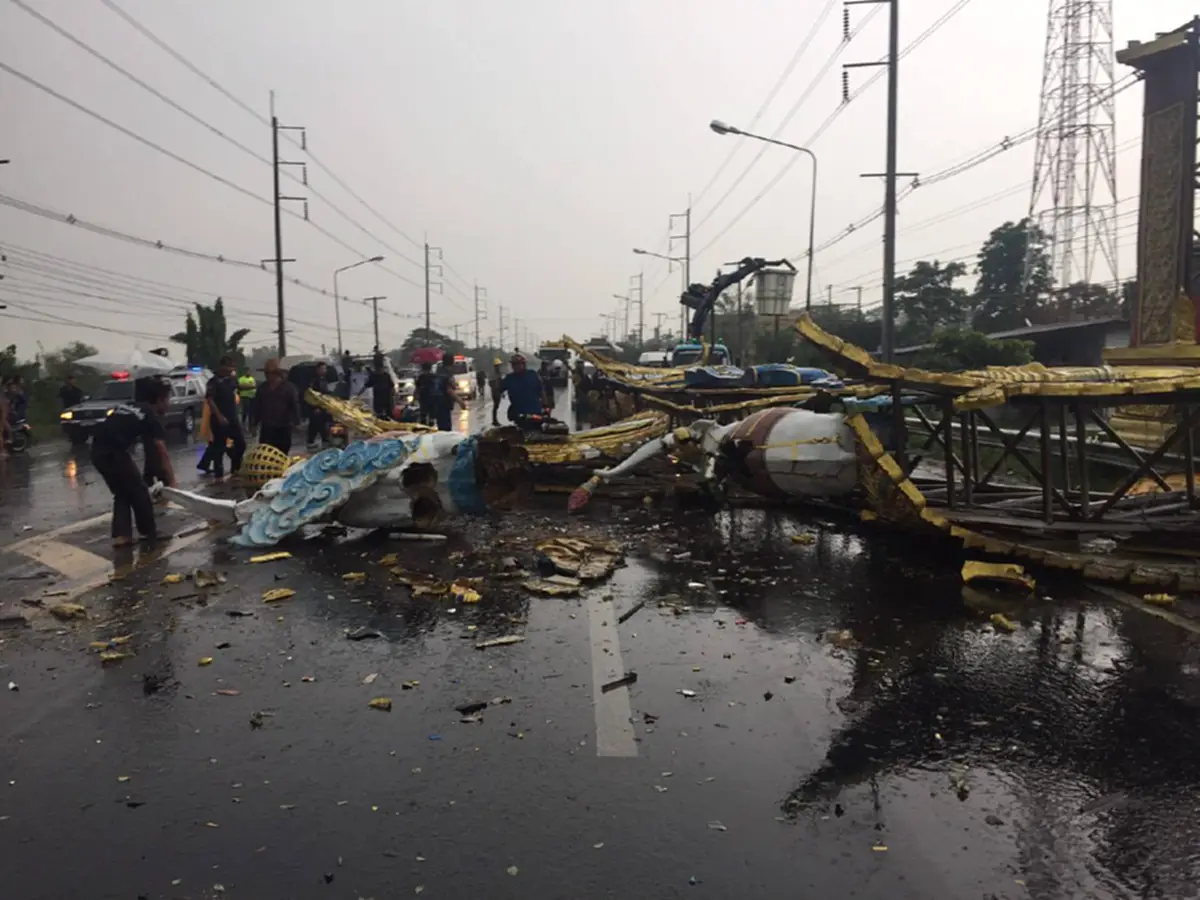 เคราะห์ร้ายสุดๆ!! ป้ายซุ้มเฉลิมพระเกียรติท่าวุ้ง เจอกระแสลมพายุฤดูร้อนพัดกระหน่ำ หล่นทับรถกระบะ+เก๋ง มีคนตายเจ็บ!?!