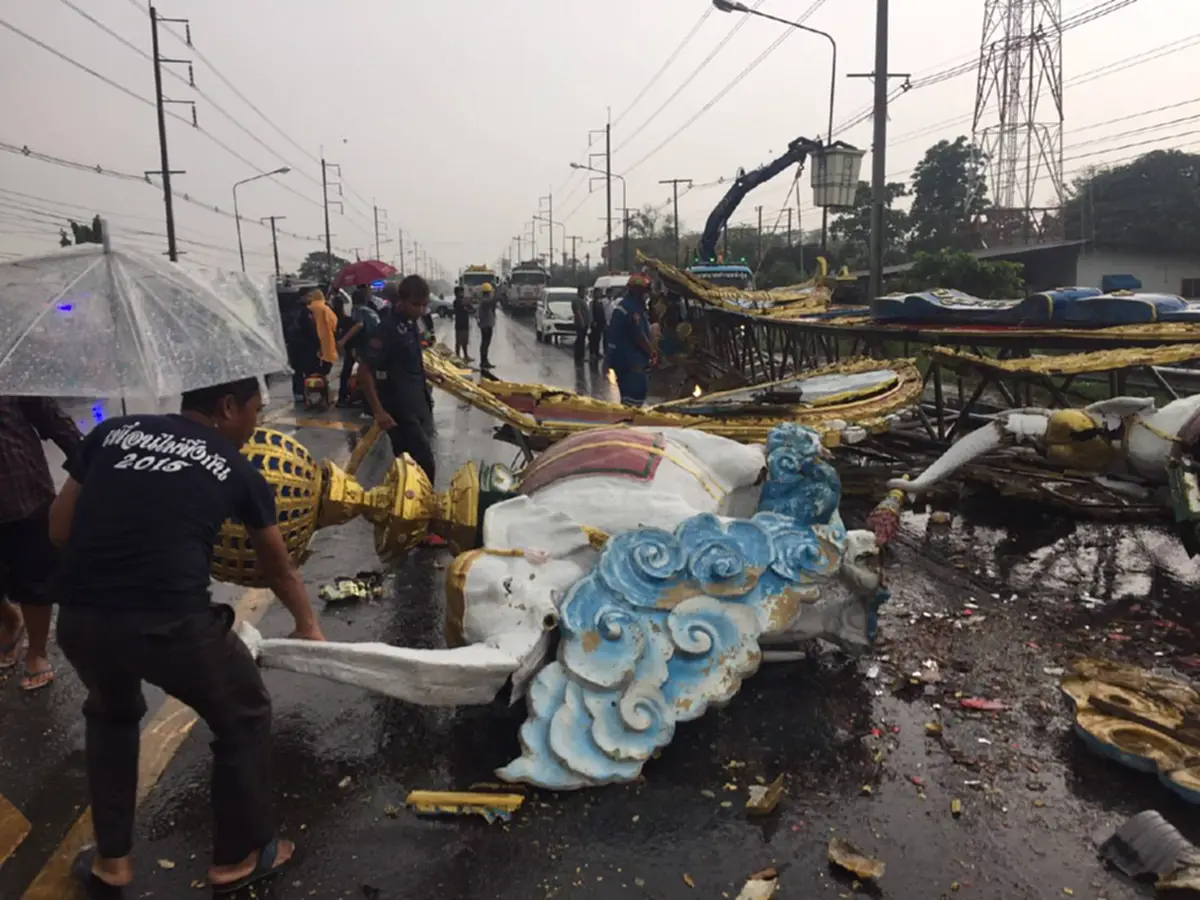 เคราะห์ร้ายสุดๆ!! ป้ายซุ้มเฉลิมพระเกียรติท่าวุ้ง เจอกระแสลมพายุฤดูร้อนพัดกระหน่ำ หล่นทับรถกระบะ+เก๋ง มีคนตายเจ็บ!?!