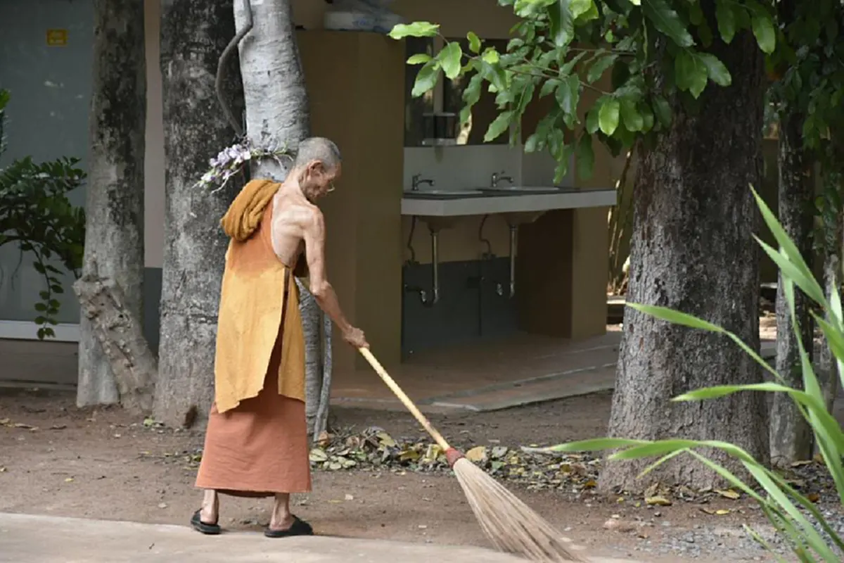 หยาดเหงื่อพระผู้เฒ่า..“หลวงปู่เหลือง ฉันทาคโม” อริยสงฆ์สายหลวงปู่มั่น ลงมือกวาดลานวัดด้วยตัวเอง หลังจากพิธีอายุวัฒนมงคลครบ 90 ปี !!