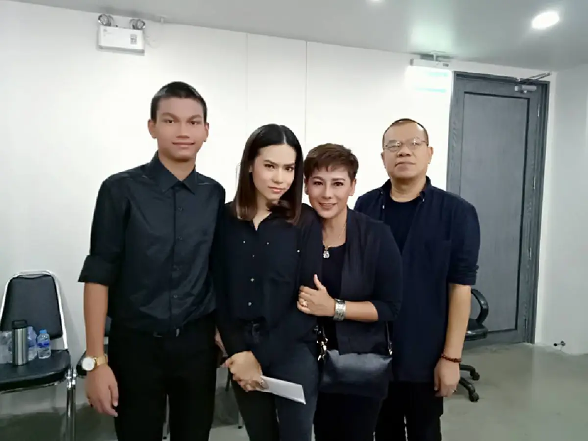 *ชาวเน็ตถึงกับตะลึง!!! เผยโฉมหน้า "ลูกสาว-ลูกชาย" ตลกชื่อดัง “กล้วย เชิญยิ้ม” ที่ทั้งประเทศไม่เคยเห็นมาก่อน!!! (ชมคลิป)