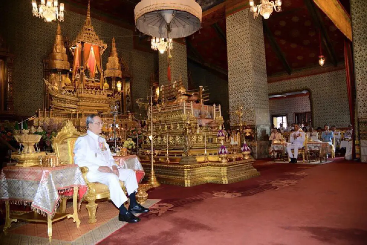 ย้อนอดีตน้ำตาไหล!! คนไทยหัวใจเศร้ามองภาพ "ในหลวง รัชกาลที่ ๙" เสด็จพระราชดำเนินพระราชพิธีฉัตรมงคล ครั้งสุดท้าย ๕ พ.ค.๒๕๕๘ (ชมภาพ)