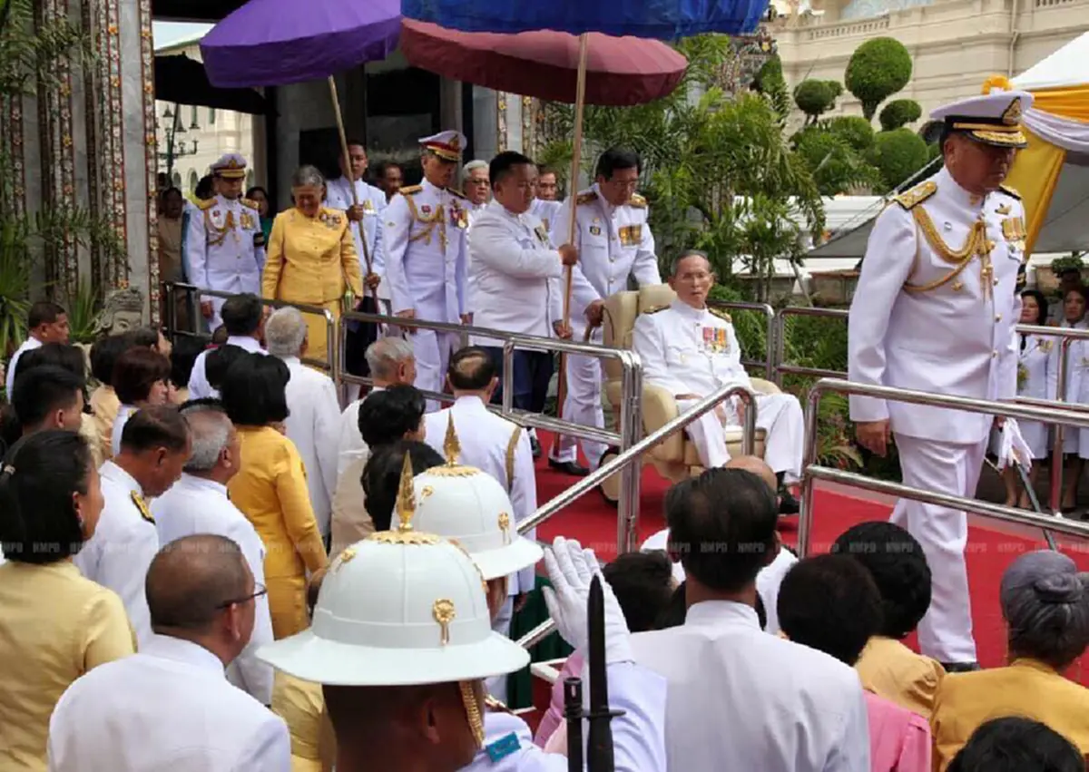 ย้อนอดีตน้ำตาไหล!! คนไทยหัวใจเศร้ามองภาพ "ในหลวง รัชกาลที่ ๙" เสด็จพระราชดำเนินพระราชพิธีฉัตรมงคล ครั้งสุดท้าย ๕ พ.ค.๒๕๕๘ (ชมภาพ)