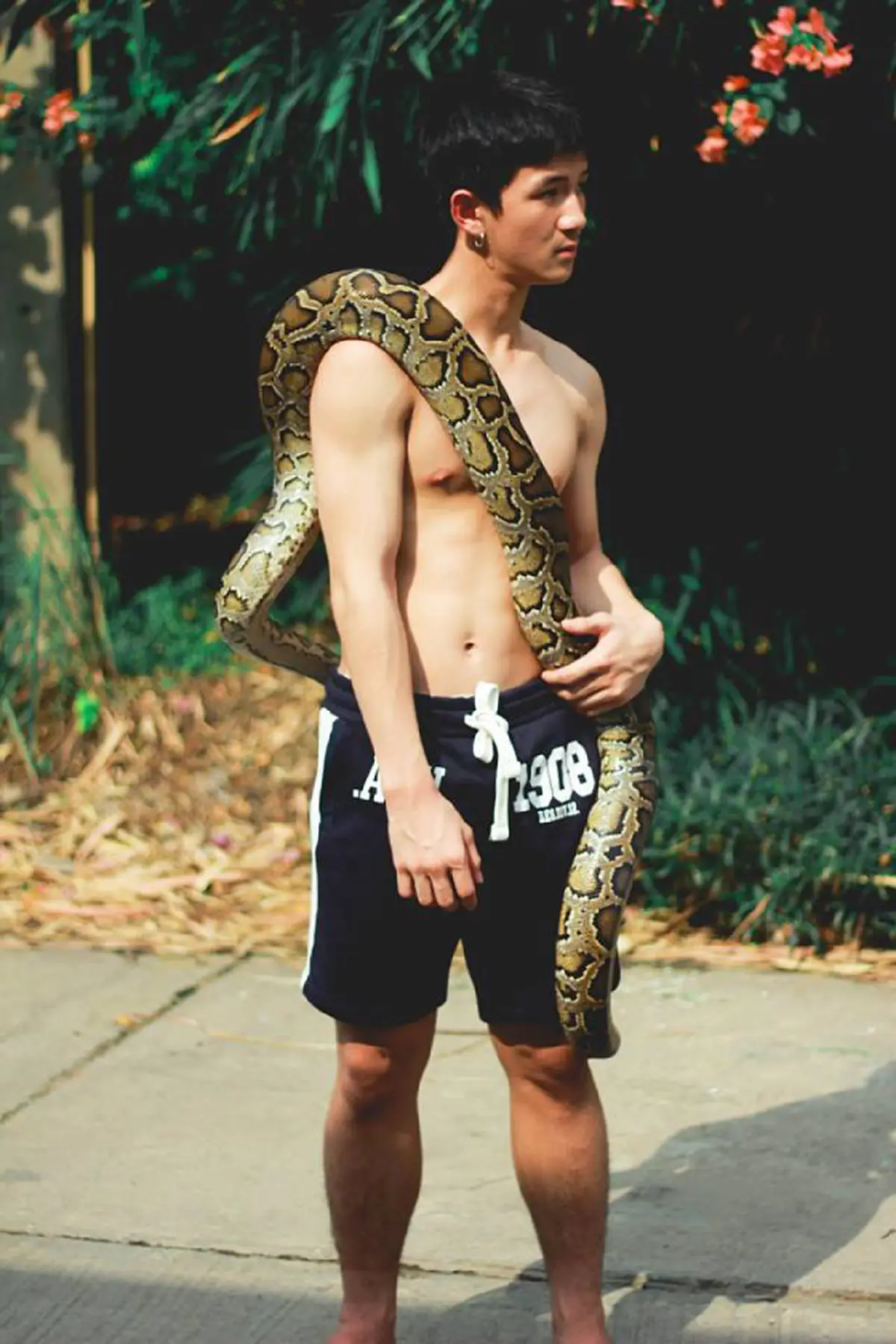 #งานนี้สาวๆต้องร้องกรี๊ดดด!! เปิดวาร์ป “น้องดรีม” อาสาจับงู หน้าตาดี โปร์ไฟล์ไม่ธรรมดา เรียกได้ว่า หล่อ ลำ มาก !! (ชมคลิป)