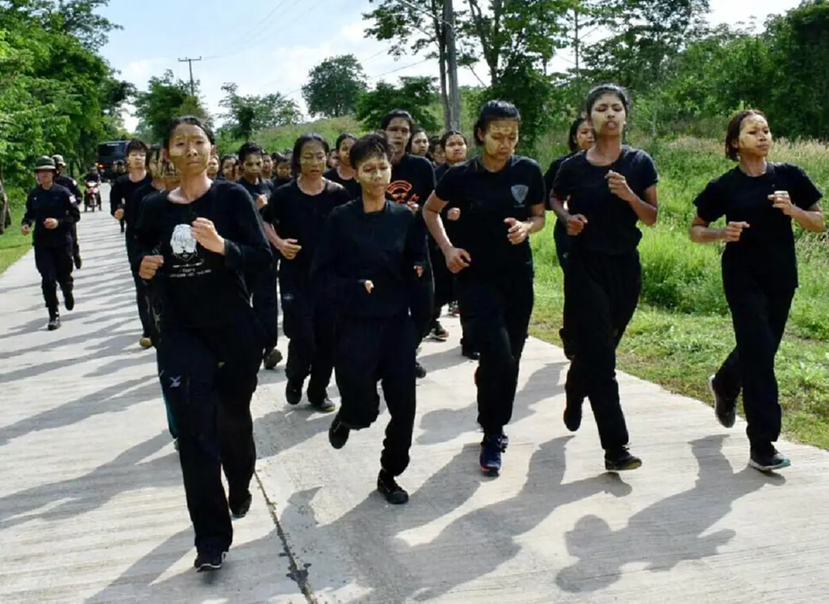 "ดอกประดู่เหล็ก หญิงแกร่งแห่งราชนาวีไทย" ...เผยโฉม เหล่าทหารหญิง ฝึกหนักกลางแดดกล้ากว่า 3 เดือน ก่อนลงชายแดนใต้