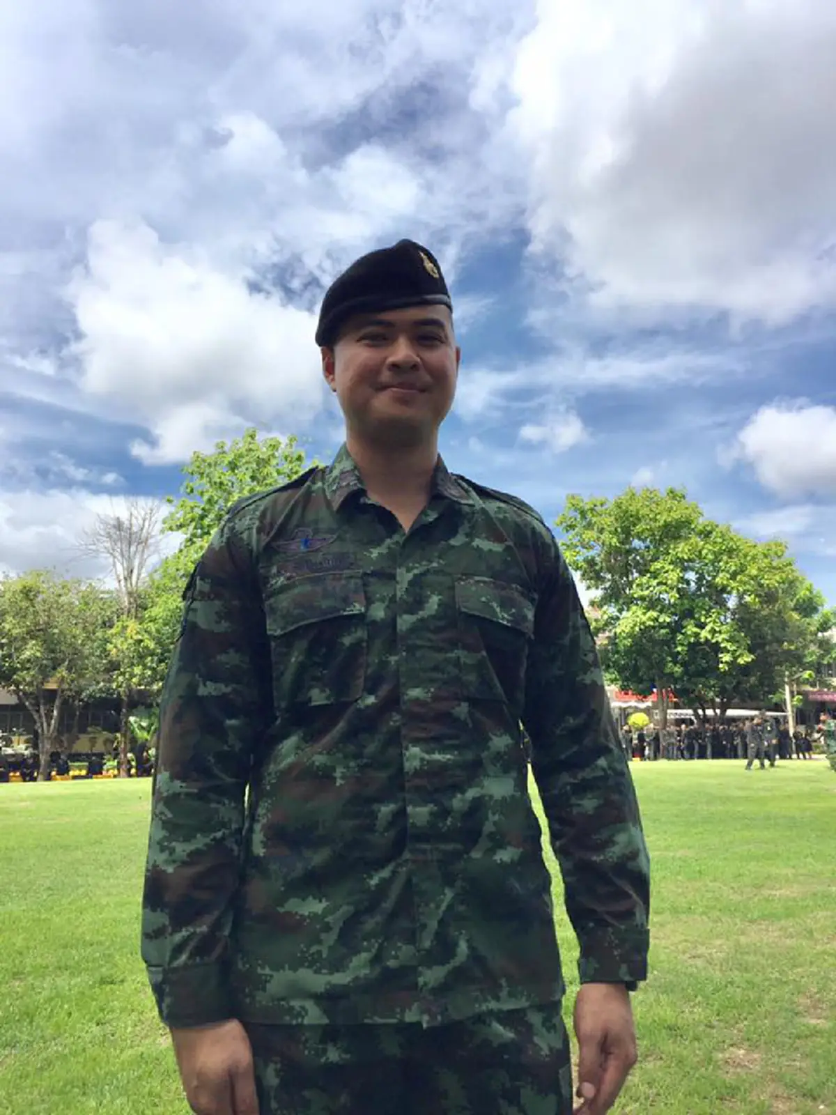 ทำความรู้จัก??พลทหารเบนซ์ลูกครึ่งแต่"หัวใจไทย"เผยปลื้มสุดหัวใจ ได้เป็น พลฉุดชักราชรถ"พระบรมศพ"ในหลวง ร.9"แม้พูดไทยไม่ชัดแต่พร้อมตอบแทนบุญคุณ