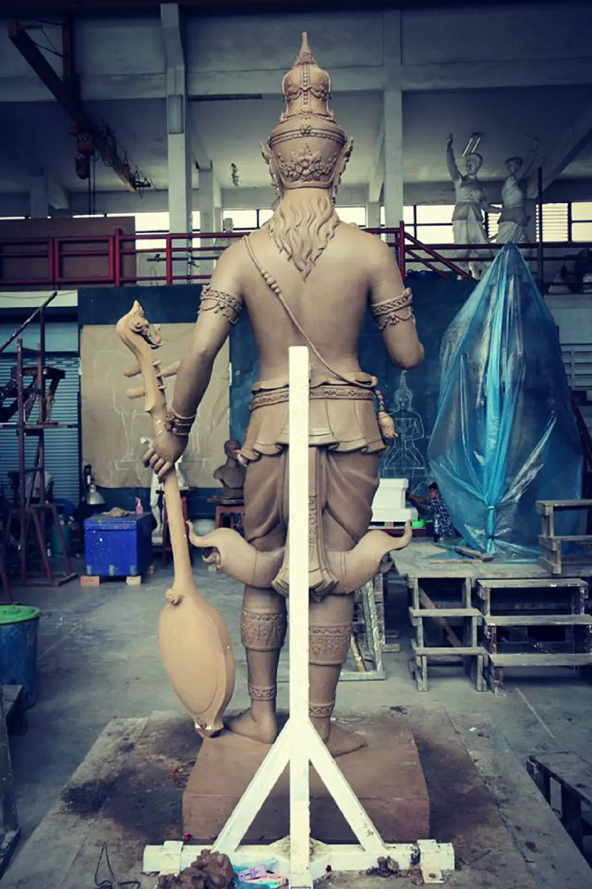 ถ่ายทอดความจงรักและภักดี!! สู่รูปปั้นสุดงดงาม ชมภาพ "ท้าวธตรฐ" หนึ่งในสี่ท้าวจตุโลกบาล ประติมากรรม ประดับพระเมรุมาศในหลวงร.๙