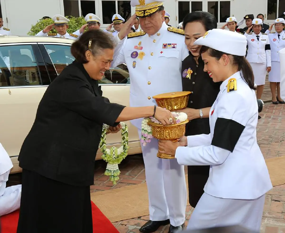 สมเด็จพระเทพรัตนราชสุดาฯ เสด็จพระราชดำเนินทรงเปิดนิทรรศการพิเศษเนื่องในวันอนุรักษ์มรดกไทย..โดยมีคุณสิริกิติยา เจนเซ่น(คุณใหม่)เฝ้ารับเสด็จ..