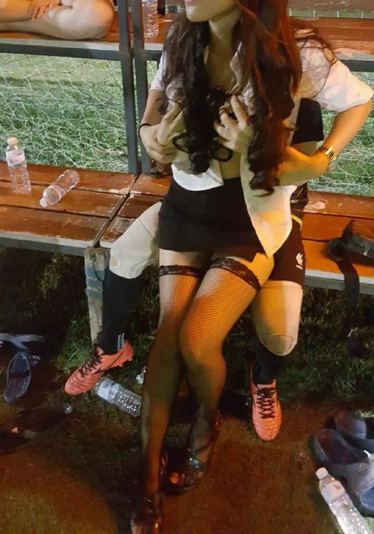 เสื่อมไปไหม?? บริการรูปแบบใหม่ริมสนามฟุตบอล เทคแคร์แบบถึงไหน ถึงกัน (ภาพ-คลิป)