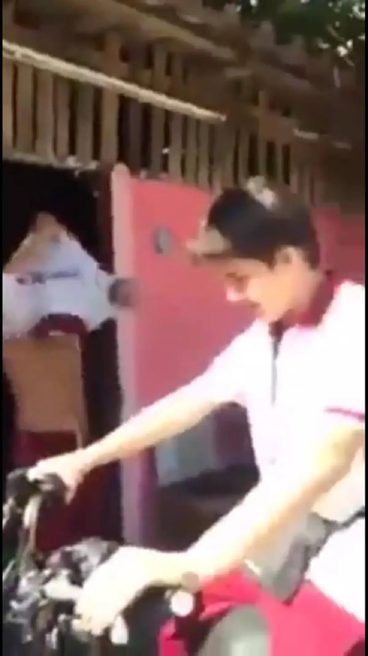 มากกว่าหน้าที่คือความห่วงใย !!! เห็นเด็กไม่มาโรงเรียน "คุณครู"เฉยไม่ได้ ขับรถกว่า10กม.ไปรับถึงหน้าบ้าน ....นี่สิ"ครูประจำชั้น" (มีคลิป)
