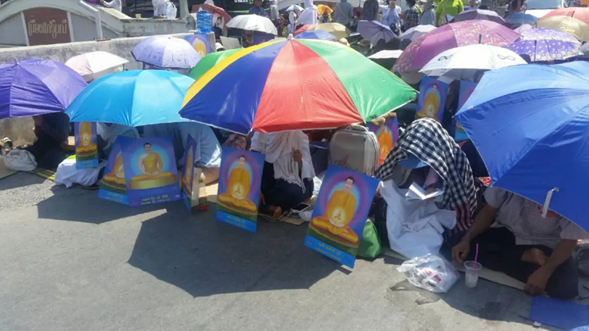 นอนกลางดินกินกลางทราย?? เผยภาพลูกศิษย์วัดธรรมกายปิดหน้าปิดตาอยู่กินหน้าวัด!! พร้อมเผยยังเชื่อมั่นในความบริสุทธิ์ของหลวงพ่อ (ชมภาพ)