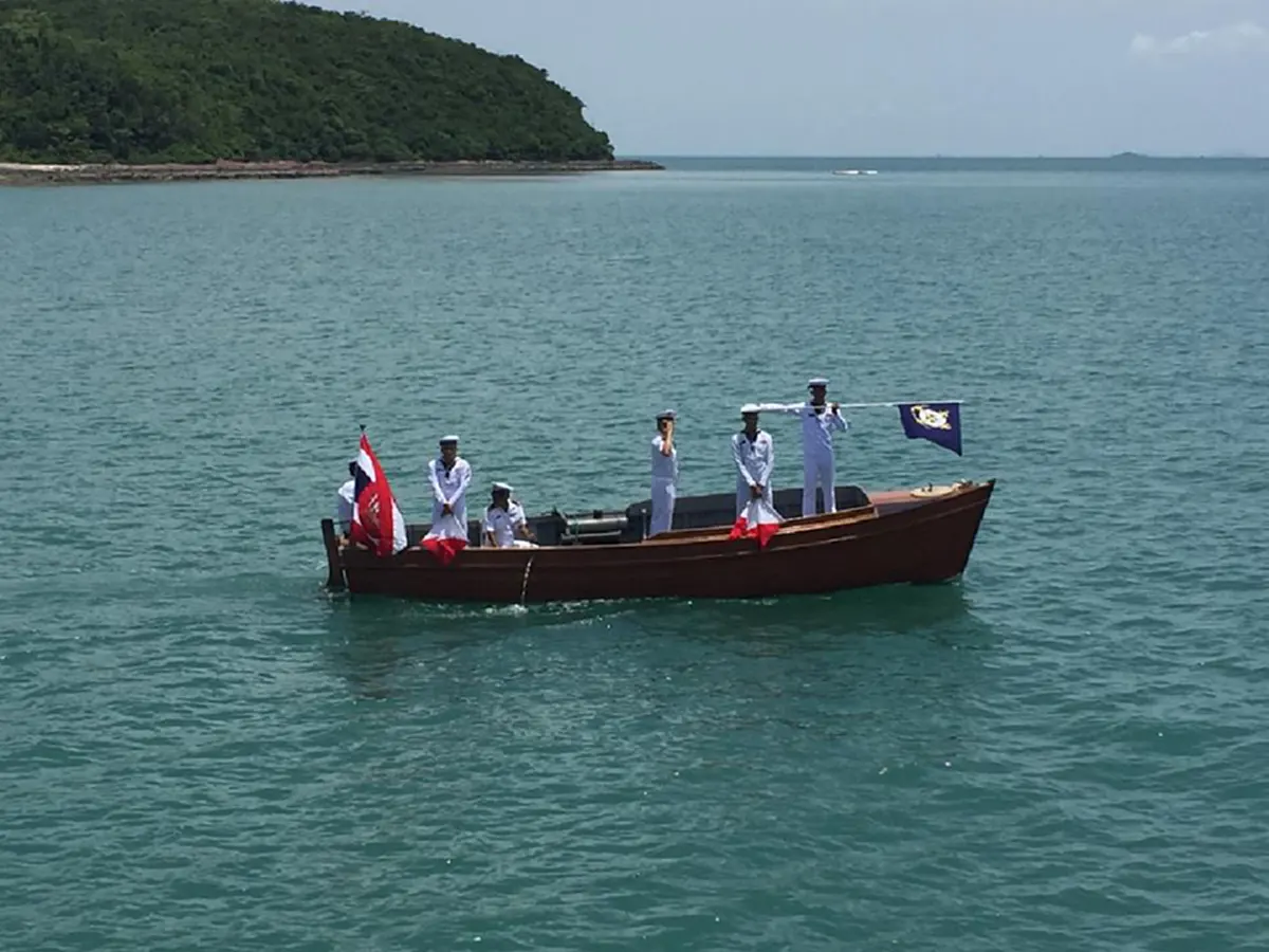 ภูมิใจหนึ่งเดียวในโลก ! สวนสนามทางเรือ สุดอลังการ เรือไม้สักทอง 100 ปี นำขบวน