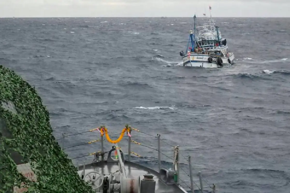 มีทหารที่ไหนอุ่นใจที่นั่น!!ทัพเรือภาคที่ 1 ให้ความช่วยเหลือลูกเรือประมงกลางทะเลท่ามกลางคลื่นสูง 3 เมตร เข้าฝั่งอย่างปลอดภัย