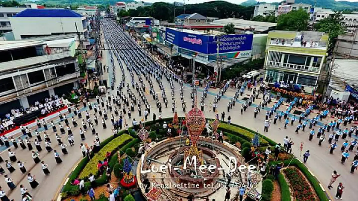 อัศจรรย์!รุ้งกิน 2 วงขณะ ไทเลย 19,999ชีวิตรำบวงสรวงอาลัยในหลวง ร. 9