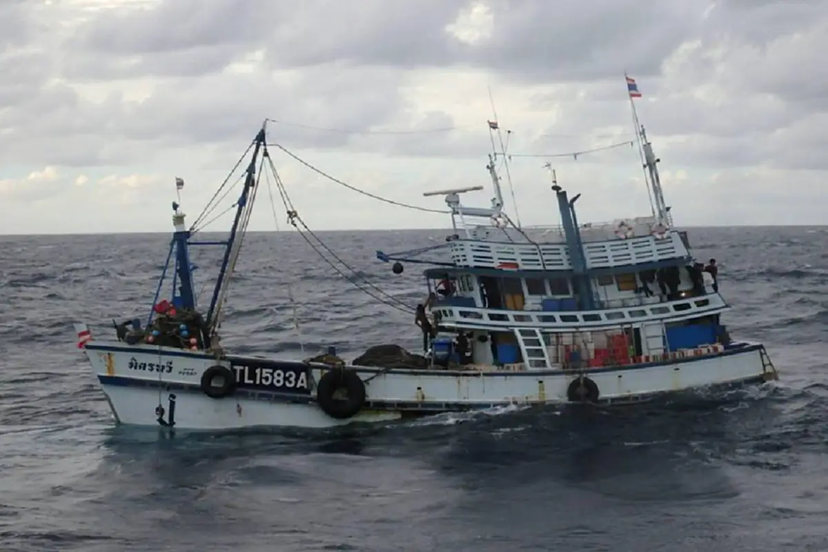 มีทหารที่ไหนอุ่นใจที่นั่น!!ทัพเรือภาคที่ 1 ให้ความช่วยเหลือลูกเรือประมงกลางทะเลท่ามกลางคลื่นสูง 3 เมตร เข้าฝั่งอย่างปลอดภัย
