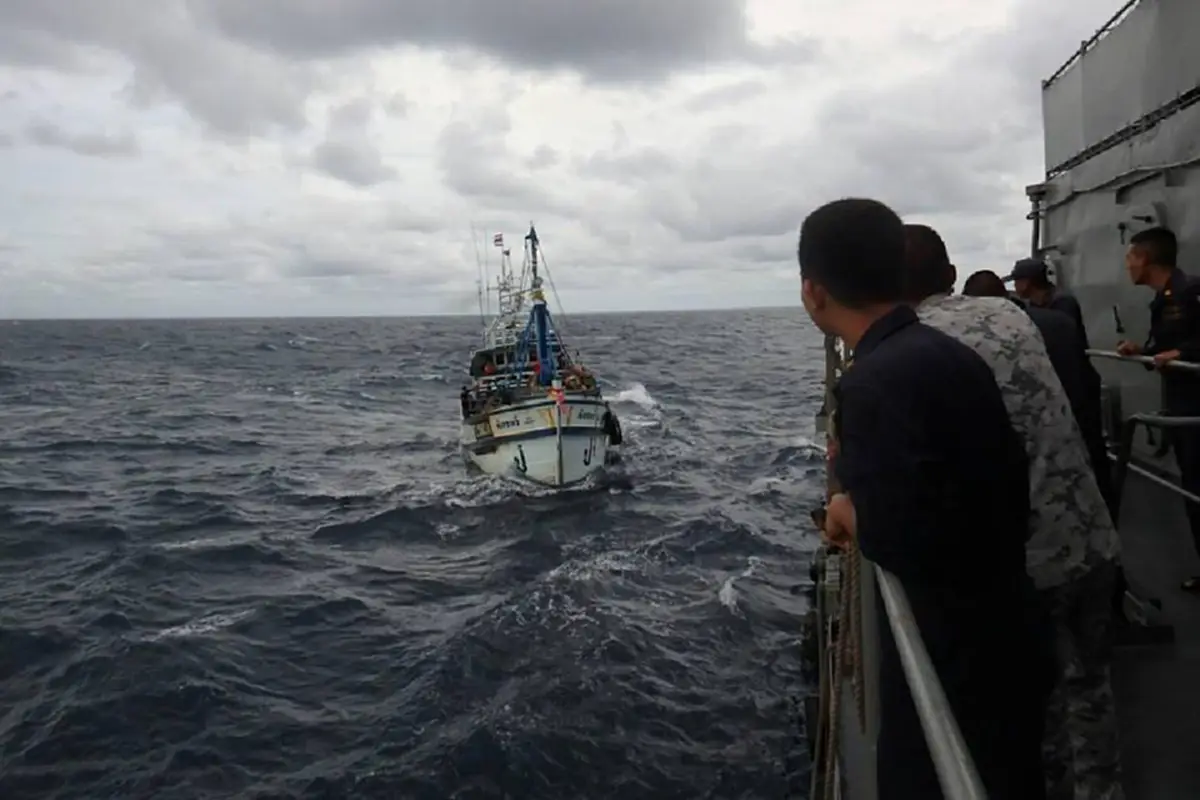 มีทหารที่ไหนอุ่นใจที่นั่น!!ทัพเรือภาคที่ 1 ให้ความช่วยเหลือลูกเรือประมงกลางทะเลท่ามกลางคลื่นสูง 3 เมตร เข้าฝั่งอย่างปลอดภัย