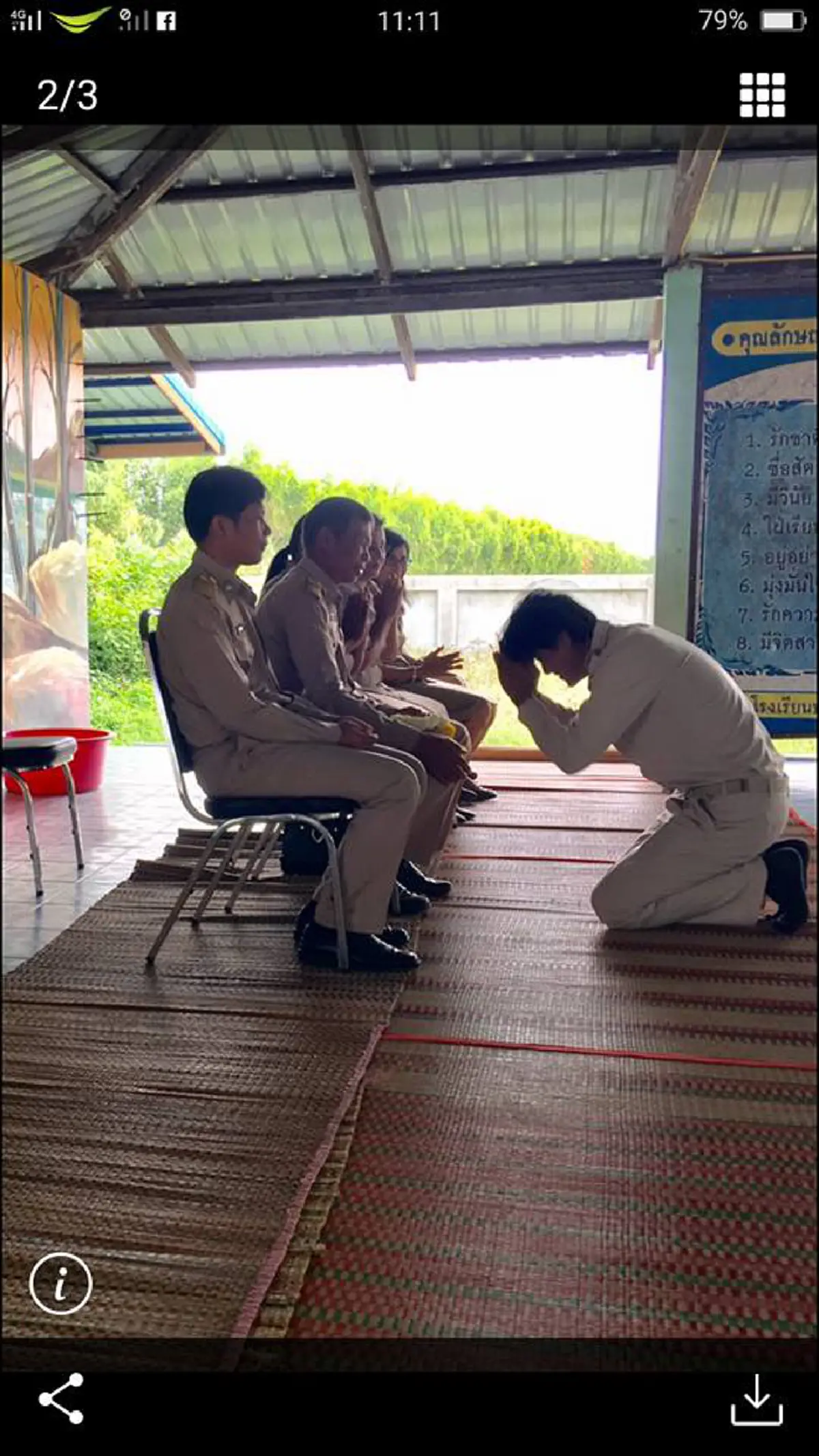 ภาพสุดแสนประทับใจ!! "ได้ดีเพราะมีครู" คุณครูหนุ่มโพสต์ข้อความสุดซึ้ง พร้อมกับภาพกราบเท้าคุณครูผู้มีพระคุณ ผู้ที่เคยอบรมสั่งสอนจนตัวเองได้ดี