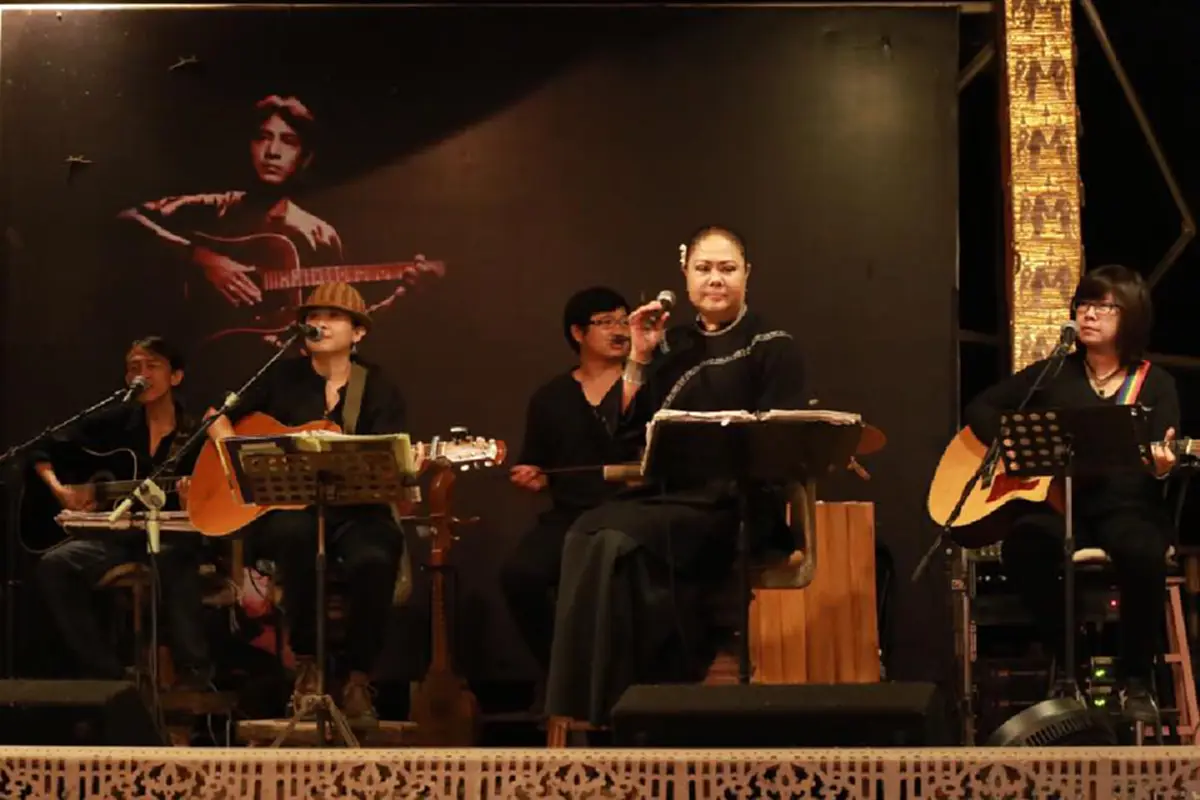 ช็อกวงการ!! นี่หรือ?  "ลานนา" อดีตนักร้องดัง จู่ๆเงียบหายทิ้งไมค์ หนีมาอยู่กับหนุ่มรูปหล่อ? ดีกรีทายาทคนใหญ่โตแห่งล้านนา!!