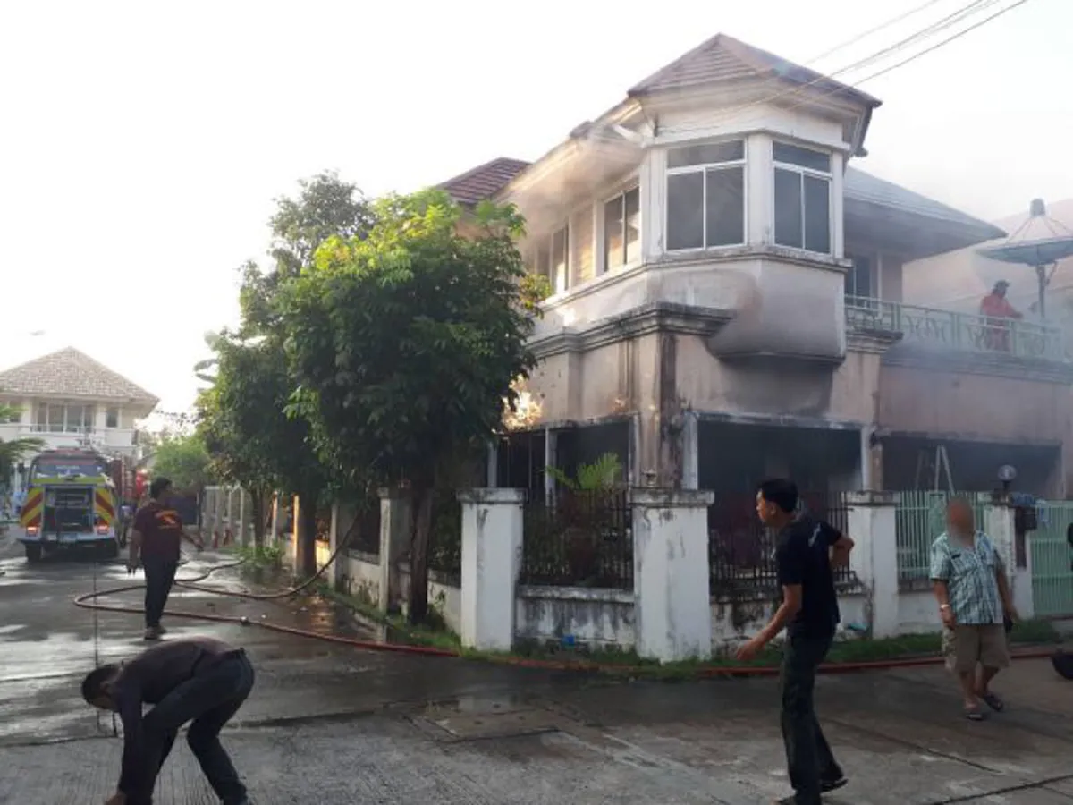 เพลิงไหม้บ้านเดี่ยว เจ้าของไม่อยู่ "เปิดพัดลมทิ้งให้หมา-แมว" เกิดไฟฟ้าลัดวงจร ไหม้ทั้งบ้าน