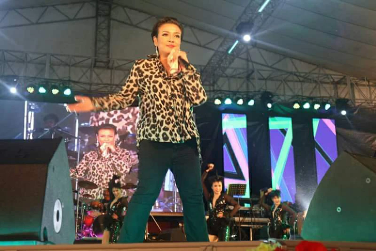 *จ้องจนตาแทบถลน!!! เมื่อ &quot;อดีตนักร้องลูกทุ่งชื่อดัง&quot; พา &quot;ลูกชายสุดหวง&quot; นั่งกินข้าวบนพื้นหน้าซุปเปอร์มาร์เก็ต ทำเอาแฟนคลับอึ้ง!!! (ชมคลิป)