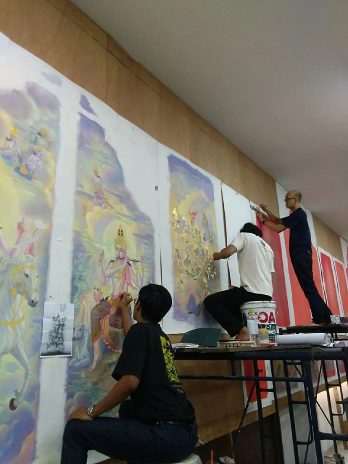 ถ่ายทอดจากความจงรักภักดี!! ศาสตร์ของพระราชา.."จิตรกรรมฉากบังเพลิง " จรดภาพวาดจาก "องค์พระนารายณ์อวตาร" สู่ "โครงการพระราชดำริของในหลวง ร.๙"