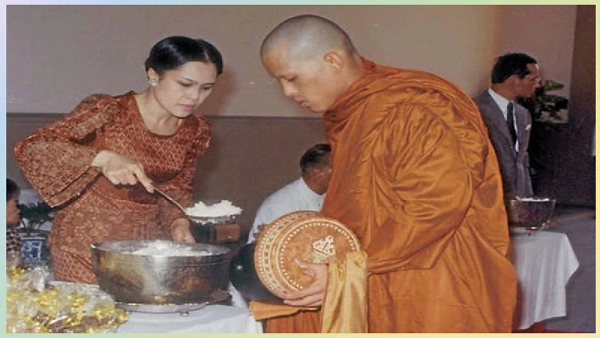 ยิ่งเห็นยิ่งคิดถึง... ภาพหายากในอดีต! เมื่อครั้งพระเจ้าอยู่หัว ร. ๙ ทรงบาตรถวายพระภิกษุ พระเจ้าอยู่หัว ร. ๑๐ เมื่อเกือบ ๔๐ ปีที่แล้ว