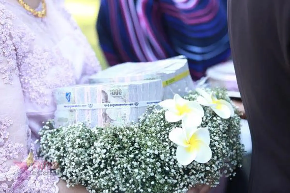 โซเชียลแชร์กระหึ่ม !! เปิดธุรกิจใหม่ ให้"เช่าสินสอด" จะเอาเงินสดๆ 10 ล้าน ทอง 100 บาท หรือรถหรู ก็มีพร้อมให้เช่า !! (รายละเอียด)