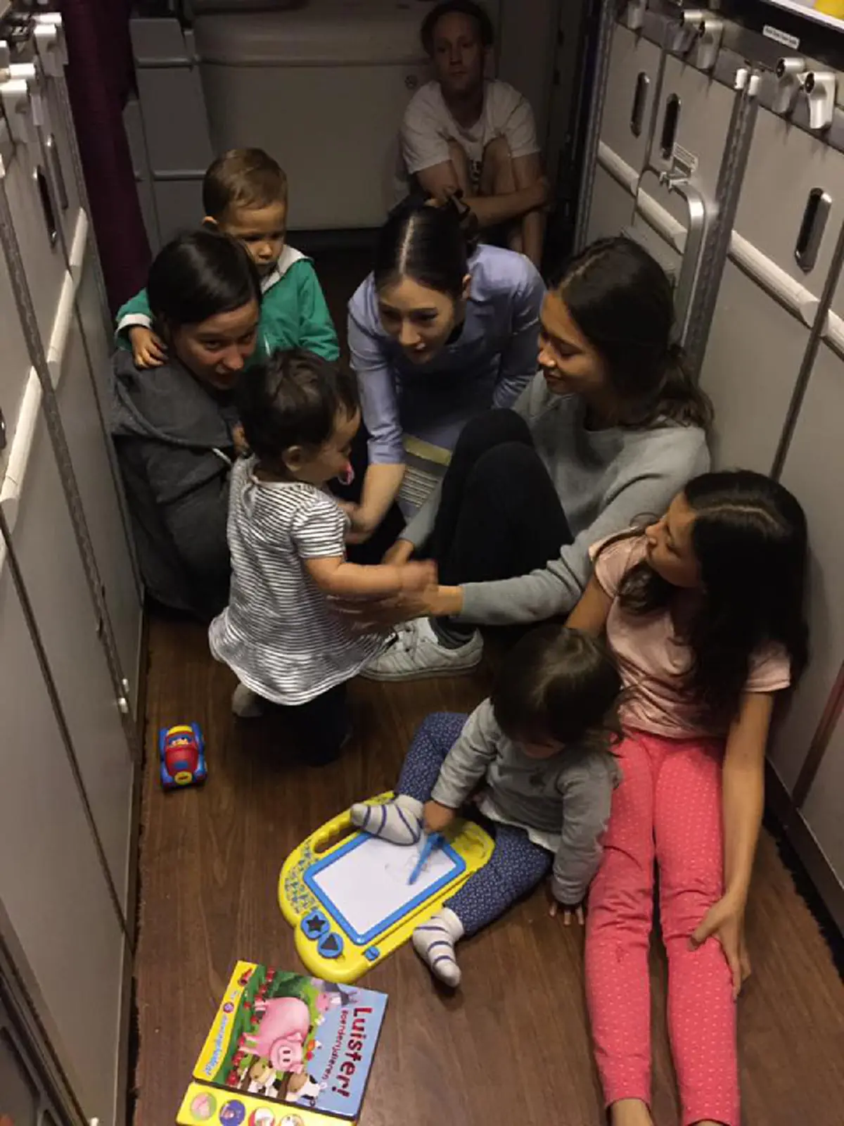 นางฟ้าของจริง!! แห่ชื่นชม แอร์โฮสเตสสาวสวยการบินไทย กับการดูแลเด็กๆบนเครื่องบินกว่า 30 คน อย่างน่ารักและแสนอบอุ่น จนชาวเน็ตต้องแชร์รัวๆ