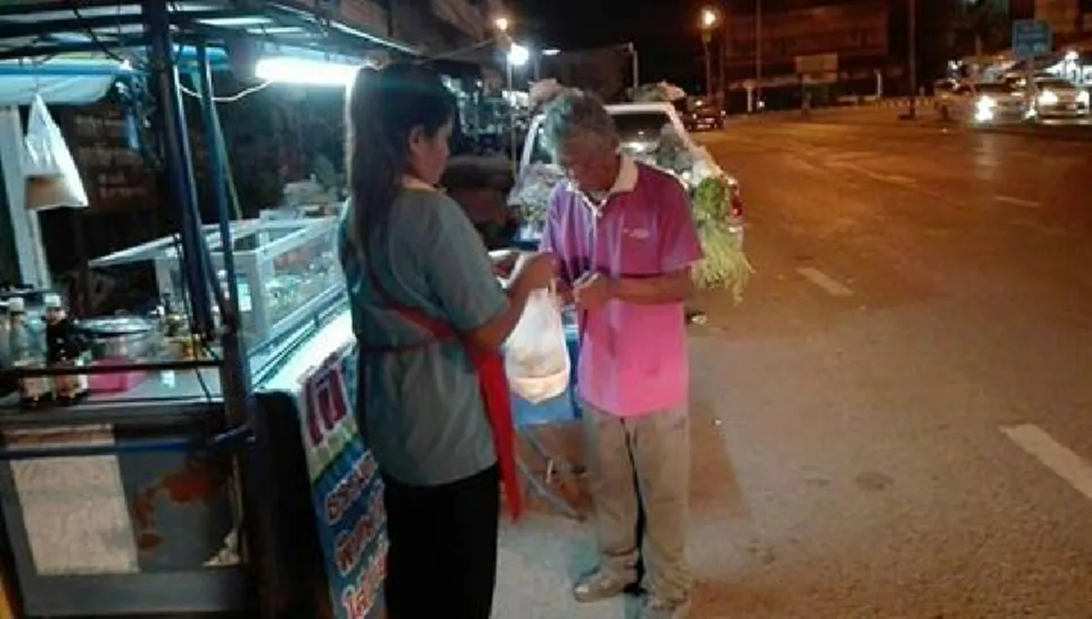 อีกหนึ่งเรื่องราวดีๆในสังคมไทย! คุณลุงเดินหิวโซแต่ไม่มีเงิน แม่ค้าขายโจ๊กไม่รอช้าตักโจ๊กใส่ถุงให้ลุงฟรีๆพร้อมกับพูดประโยคเด็ดที่ได้ใจไปเต็มๆ