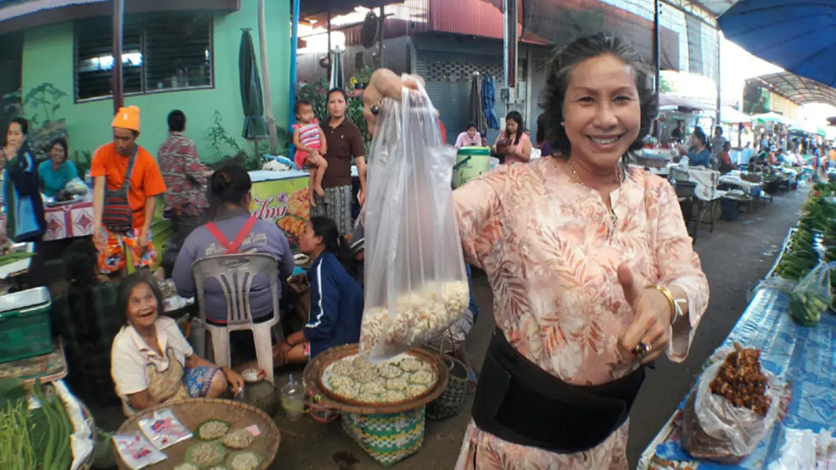 สุดอร่อย!!!ไข่มดแดง...อาหารพื้นบ้านราคาแพงทางภาคอีสานปรุงได้หลากหลายเมนู!!อ่านกว่าจะได้มาเป็นอาหารกับขบวนการแหย่ไข่มดแดง