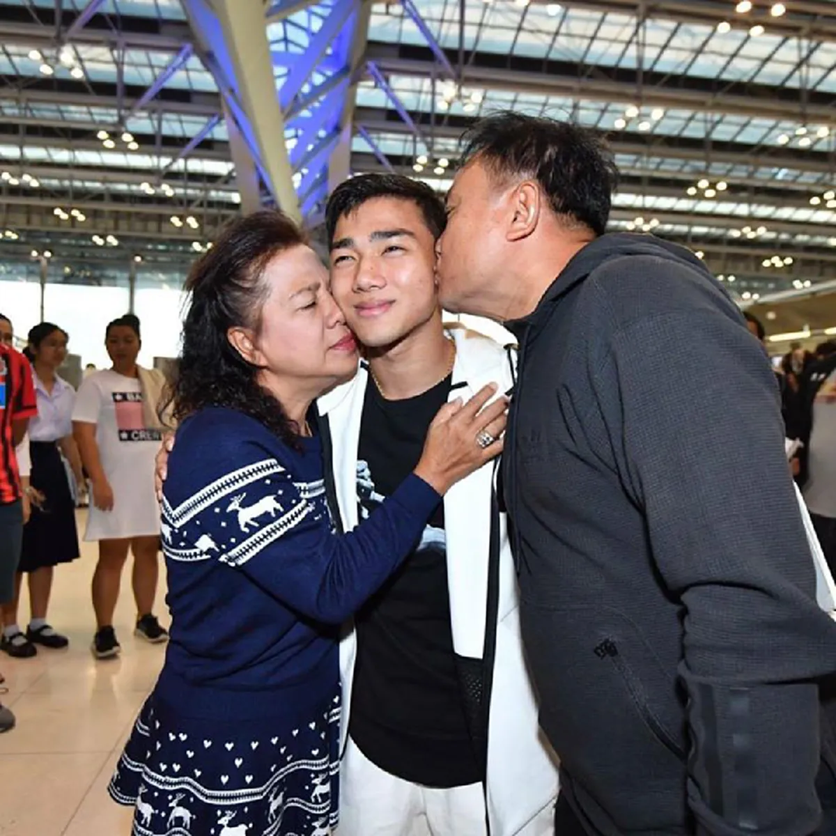 หัวใจอันน่ายกย่อง!! เปิดอีกมุมชีวิต"ชนาธิป"ในประเทศญี่ปุ่น..กับต้นเเบบความกตัญญูรู้คุณ "บิดา" "มารดา" ที่หลายๆคนอาจจะยังไม่รู้(รายละเอียด)