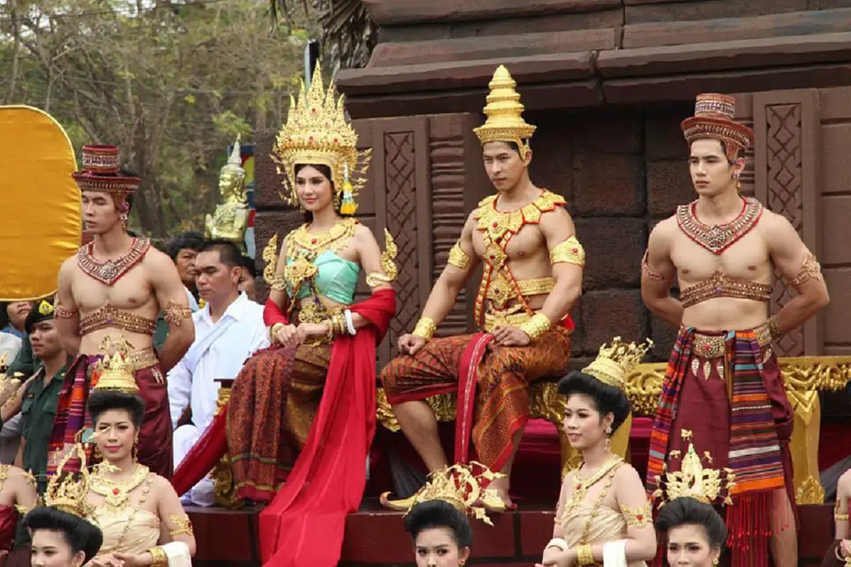 สุดงดงามและยิ่งใหญ่!! "แต้ว ณฐพร" นางเอกดังจากละคร "นาคี" รำบวงสรวงงานนมัสการพระบรมธาตุนาดูน ประจำปี 2561 ที่ อ.นาดูน จ.มหาสารคาม (คลิป)