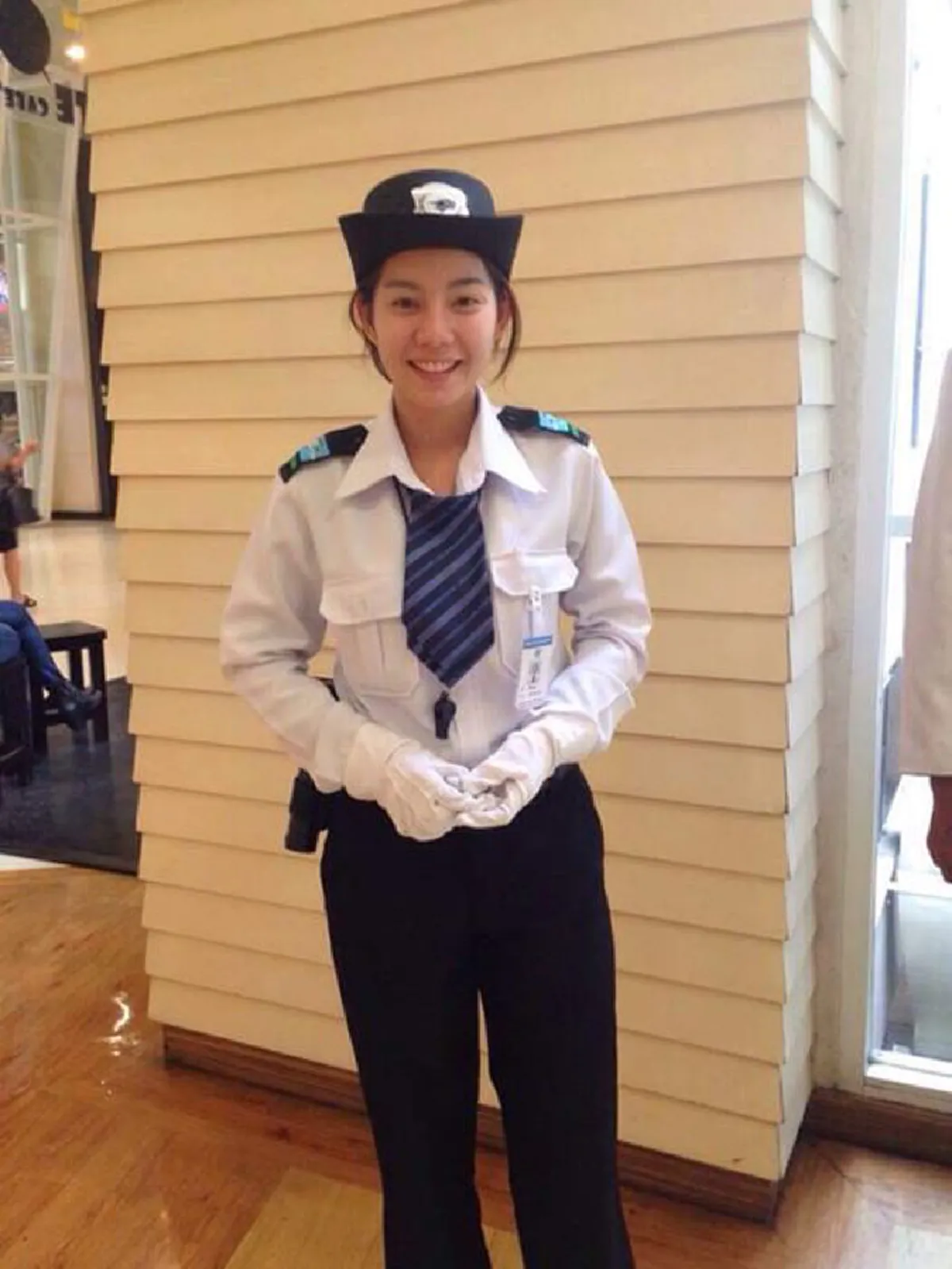 แบบนี้ซิ...เน็ตไอดอล!!! \"สาวนักศึกษา\" ปี3 ใช้เวลาช่วงปิดเทอมทำงานเป็น \"รปภ.ห้างดัง\" ด้วยเหตุผลที่ทำชาวเน็ตฮือฮาแห่ชื่นชมเพียบ!!!
