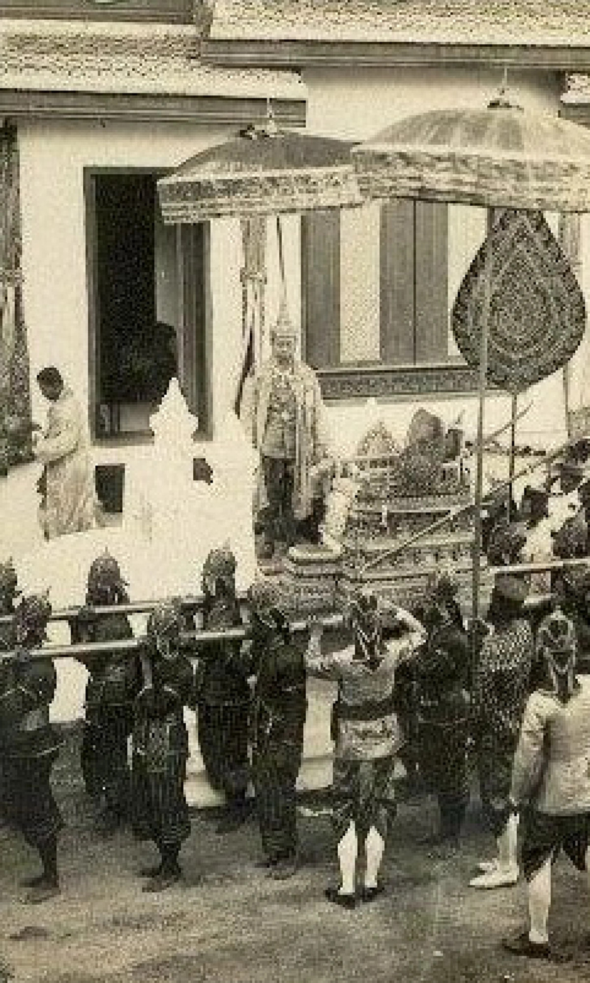 พระราชพิธีโบราณแห่งขัตติยราช!! "การเสด็จพระราชดำเนินเลียบพระนคร" โอกาสที่ราษฎรจะได้ชื่นชมพระบารมีของพระมหากษัตริย์ไทย (ชมคลิป) !!