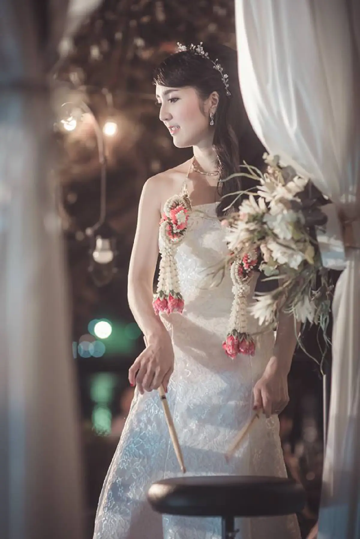 เจ้าสาวขาร๊อก!!  เจ้าสาวโดดขึ้นโชว์สเต็ปตีกลอง กลางงานแต่งตนเอง บอกเลยดีกรีไม่ธรรมดา (คลิป)