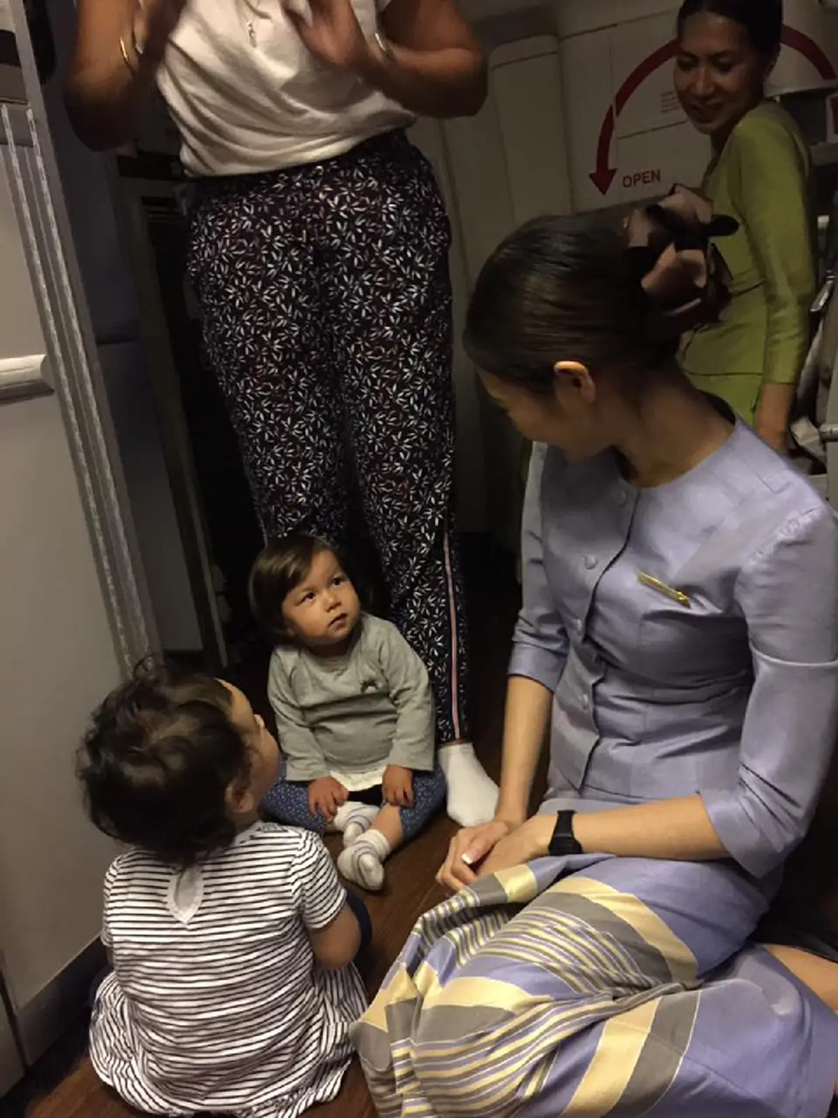 นางฟ้าของจริง!! แห่ชื่นชม แอร์โฮสเตสสาวสวยการบินไทย กับการดูแลเด็กๆบนเครื่องบินกว่า 30 คน อย่างน่ารักและแสนอบอุ่น จนชาวเน็ตต้องแชร์รัวๆ