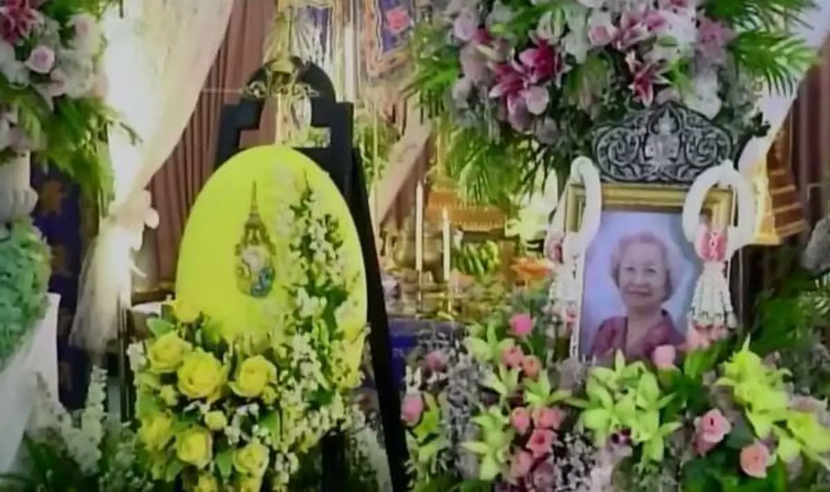 พระมหากรุณาธิคุณสูงสุด!! "ในหลวง ร.๑๐" พระราชทานพวงมาลาวางหน้าหีบศพ "ยายเจิด" พสกนิกรผู้เทิดทูน "องค์พ่อหลวง ร.๙" ตราบจนวาระสุดท้ายชีวิต..
