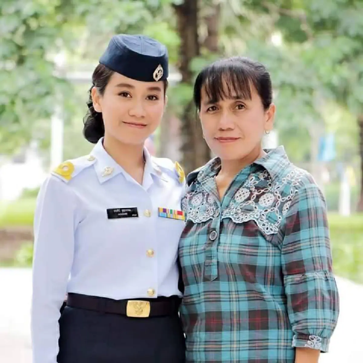 นี่สิ เน็ตไอดอลตัวจริง !!! “น้องป๊อป” บัณฑิตสาวป้ายเเดง ได้เกียรตินิยมอันดับหนึ่งเเละเตรียมตัวติดยศเรืออากาศตรีหญิงที่อายุน้อยที่สุดในประวัต